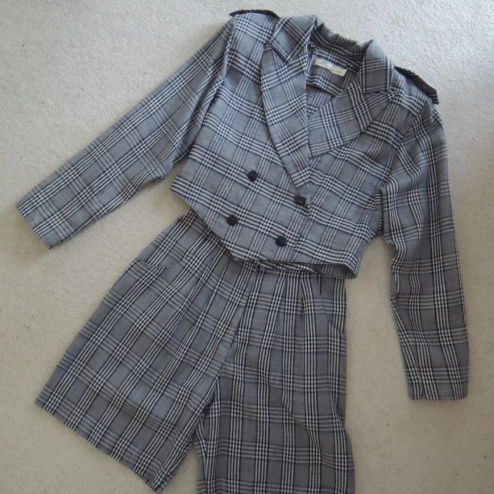 Ladies Suit Size 8 Walking Shorts + Double Breasted Cropped Jacket by LEO